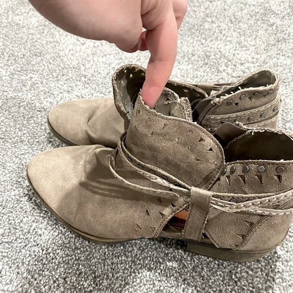 Tan Booties, ankle boots size 9.5 Sugar brand. - Picture 1 of 5